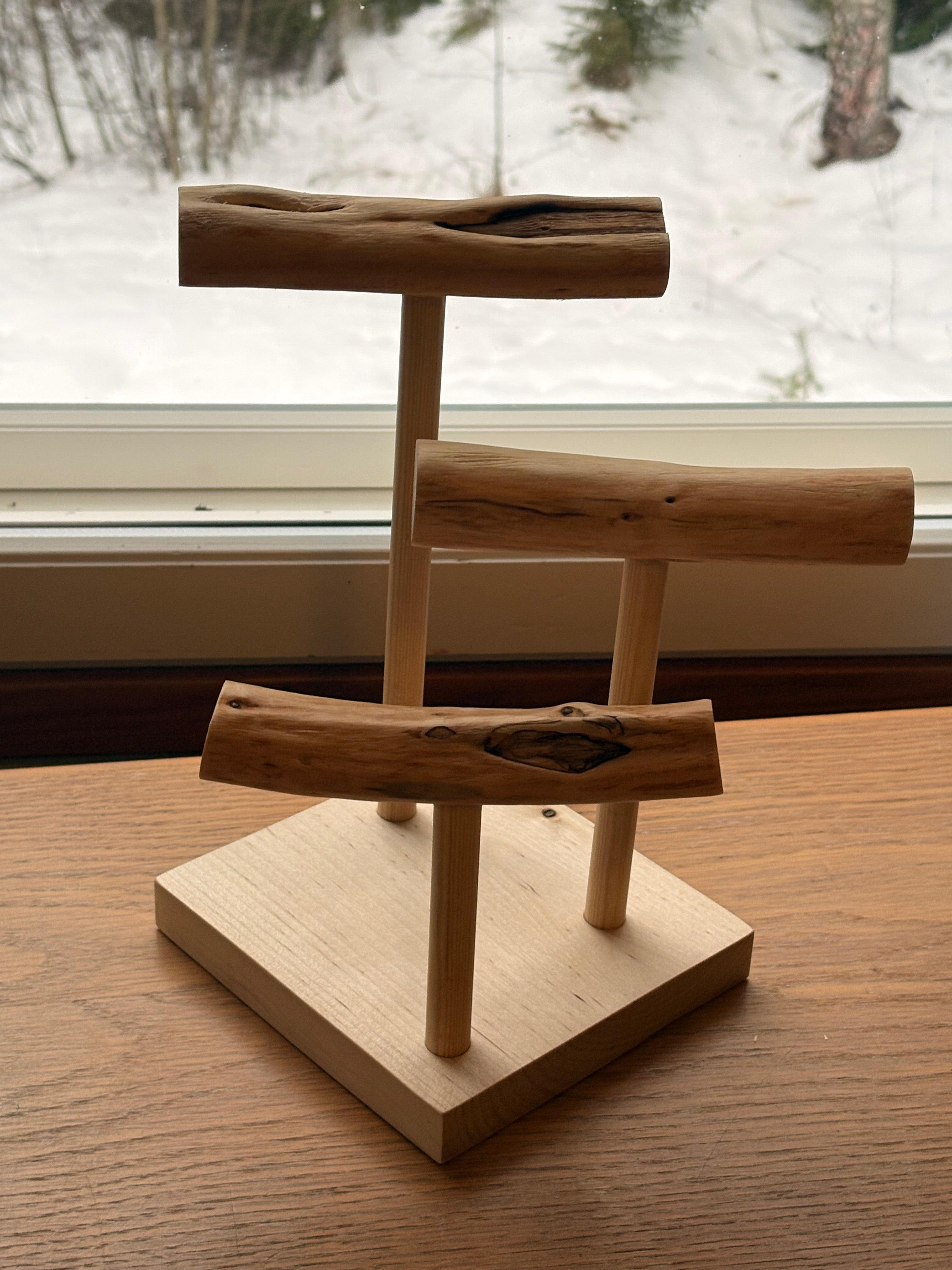 Kello- ja koruteline iso