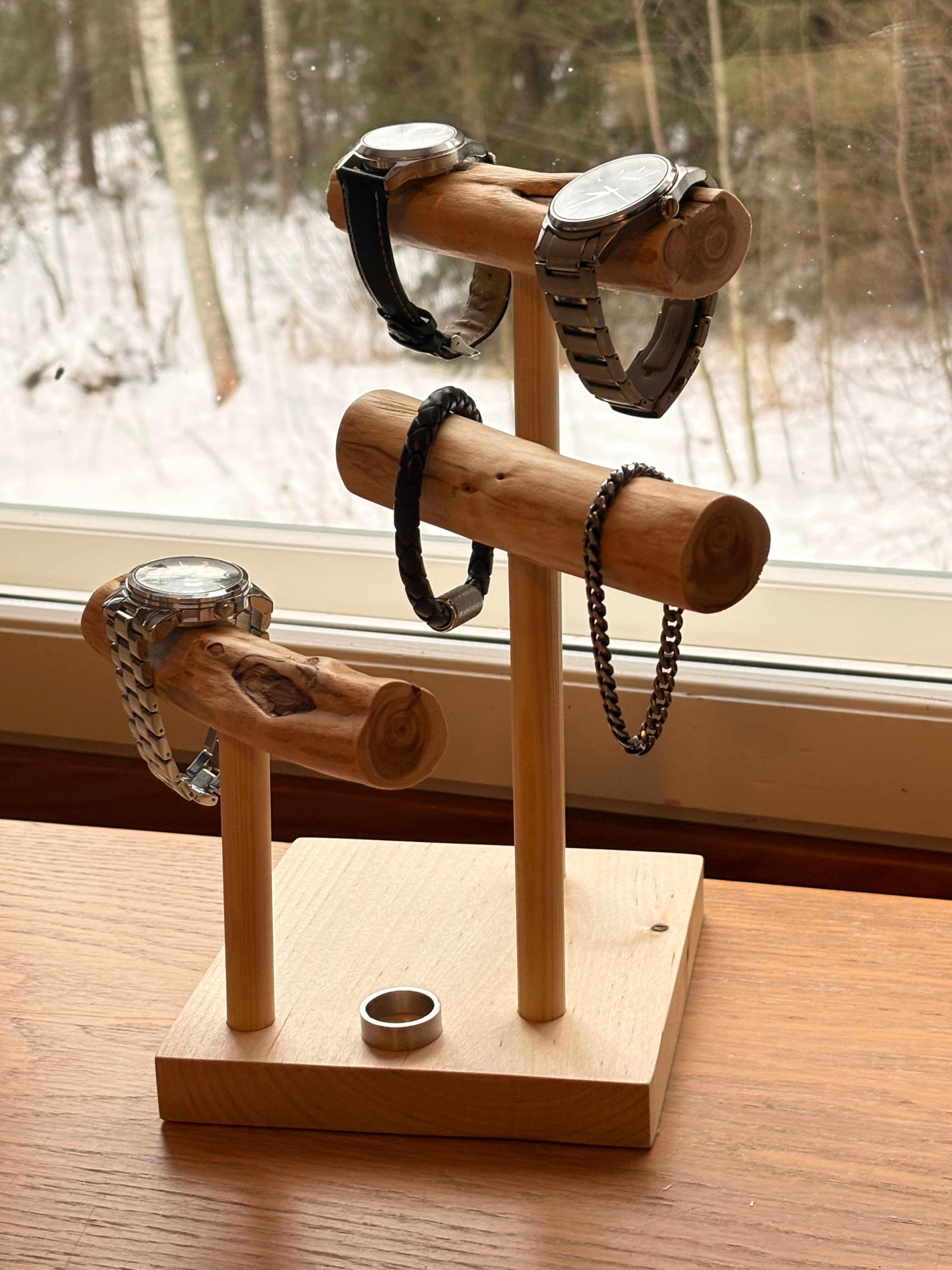 Kello- ja koruteline iso