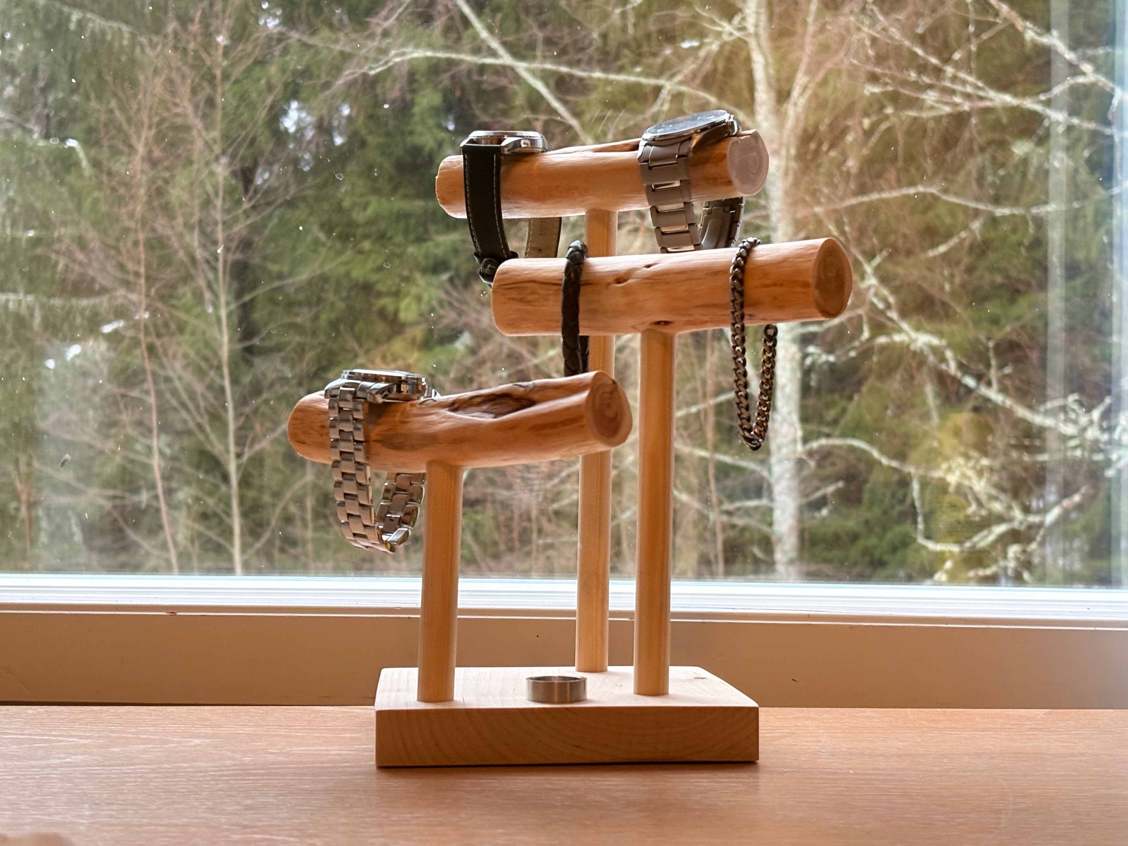 Kello- ja koruteline iso