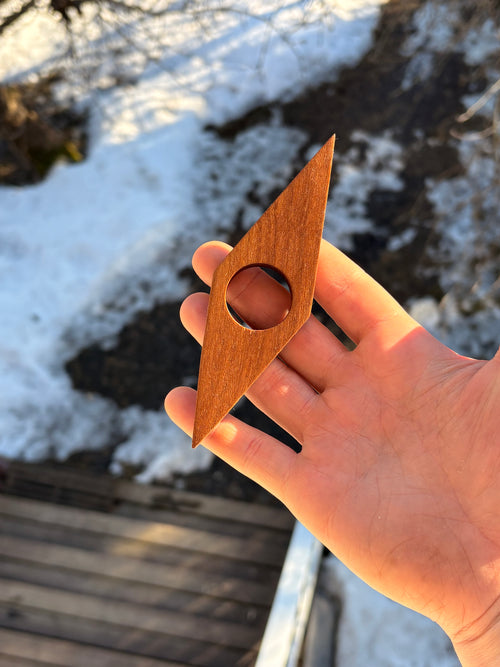 Sivupaino tiikistä timantti