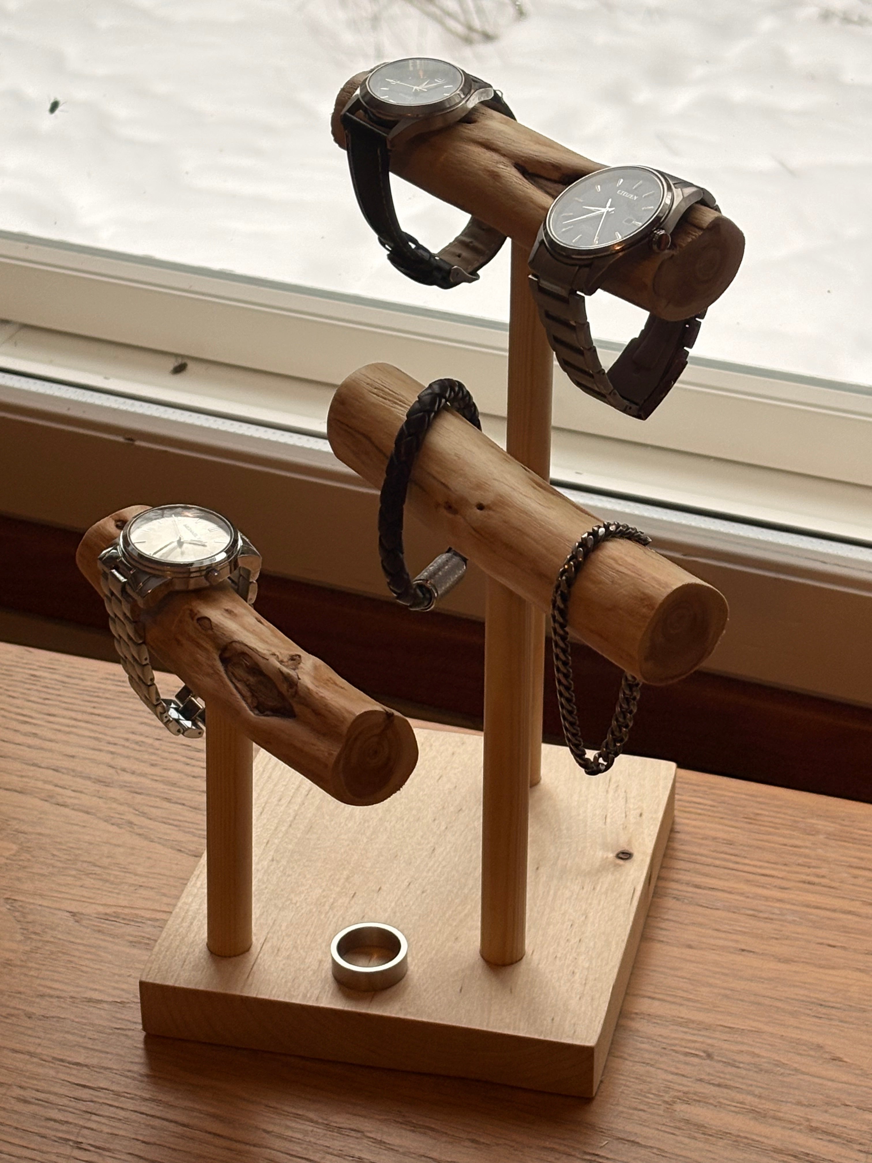 Kello- ja koruteline iso